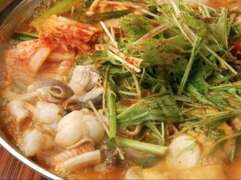 韓国グルメを堪能する、笑顔あふれる飲み会に