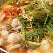 韓国グルメを堪能する、笑顔あふれる飲み会に