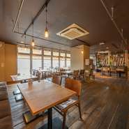 最大100人を収容できるスケールと、オシャレで非日常的な雰囲気が魅力のお店。ランチ・カフェタイムから、ディナー・バータイムまで。日常のちょっとした一時に、優雅な贅沢を楽しみたいときにオススメの一軒です。