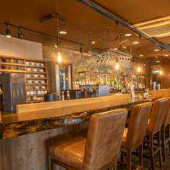 カフェ・バータイムでのお一人様も楽しめるカウンター席