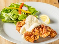 カラっと揚げた鶏肉に、タルタルソースをトッピング。幅広い世代に愛されるメニューです。