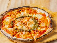 4種類のチーズとトマトソースと共に香ばしく焼き上げたピザ。コクと酸味のバランスが絶妙です。
