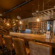 さまざまな目的を持ったゲストが訪れる【cafe bar THE EARTH】。非日常をコンセプトとした空間と同様に、料理やおもてなしでも非日常を感じていただけるよう意識しています。