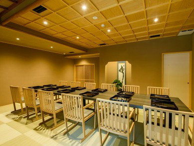 個室・半個室空間が充実し、専用玄関を備えた雅な特別室も用意