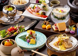 橋立漁港直送の鮮魚、地元産のお米や野菜など、加賀の食材が充実