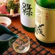 店内には日本酒専門酒屋【和酒や】が併設されています。【和酒や】は全国の酒蔵と直接仕入れにこだわり「本当に旨い日本酒」だけを店主が厳選し、提供しています。購入した日本酒は、店内でお楽しみいただけます。