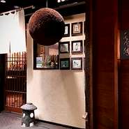 希少な日本酒と越後郷土料理、スタッフとの気軽な会話。「一人で飲みたい」という方にも多数ご来店いただいています。軒先の杉玉が【あやかり鯛】の目印です。