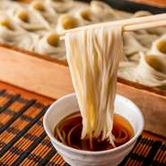 高品質の玄蕎麦を石臼で丁寧に挽き、布海苔をつなぎにつくった、越後の代表的な「越の海藻挽き生そば」を使用。滑らかなのど越し、独特の歯ごたえ、風味の良さと三拍子揃います。