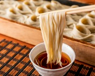 特有の手振り動作で蕎麦を一口大に丸め、ヘギに盛付けた『へぎ蕎麦』