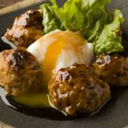 鶏もも肉を粗挽きにし、大葉の爽やかさと軟骨の食感も楽しめるジューシーなつくねです。秘伝の甘辛だれを塗りながら焼くことで、香ばしい香りが広がり鼻孔をくすぐります。