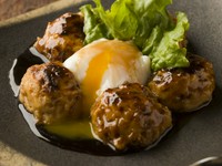 鶏もも肉を粗挽きにし、大葉の爽やかさと軟骨の食感も楽しめるジューシーなつくねです。秘伝の甘辛だれを塗りながら焼くことで、香ばしい香りが広がり鼻孔をくすぐります。