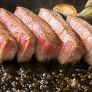 新潟県内、村上市を含むごく一部の地域でのみ飼育される「村上牛」。肉質は柔らかく、きめ細かなサシが特徴です。炭火を使い表面のみに焼き色を付け、肉の中心はミディアムレアで。