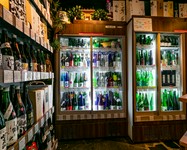 併設する【日本酒専門店 和酒や】の日本酒。購入後に持ち込み、持ち帰りOK