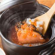 土鍋でふっくら炊き上げた『はらこ飯』の上に、新鮮ないくらをたっぷりのせた自慢の一品。注文を受けてから炊き上げるので、炊き立てご飯をいただくことができます。
