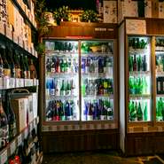 併設する【和酒や】では、全国の酒蔵から直接仕入れた店主厳選の日本酒を多数ご用意。酒屋で購入した日本酒を【あやかり鯛】の食事と合わせる。そんなスタイルもお楽しみいただけます。
