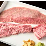 九州の和牛を中心に、鮮度・品質にこだわったお肉を用意。お肉と楽しみたいお酒も、九州の焼酎や、レアなウイスキー、イタリアより空輸した樽詰めワインなど、選りすぐりの逸品を取り揃えています。