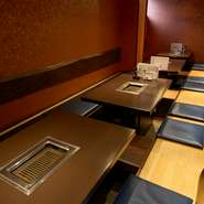 店内奥にはゆったり過ごせる座敷を完備。シンプルな印象のメインフロアとは対照的に、家族連れも気兼ねなく利用できるよう、照明や壁紙のカラーも明るい印象に纏められています。