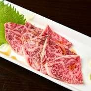 片面をサッと炙っていただく、鮮度と品質にこだわっているからこそ提供できるメニュー。お肉は脂の割合から、イチボを中心にチョイス。霜降りがきめ細かく上品な味わいのお肉を、九州の醤油と共に賞味あれ。