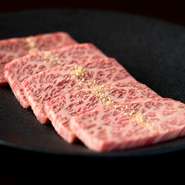 お肉は九州の和牛を中心に、内臓系は鮮度第一に東京・芝浦より仕入れています。店主自ら釣り上げた新鮮な魚や、焼肉店ではあまり採用されない季節の洋野菜など、個性的な食材選びもこちらのお店ならでは。