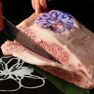 自慢のカルビは、牧場から直接仕入れる神戸牛を使用、上品な旨みと甘さが特徴です。黒毛和牛は、厳選したA4・A5ランクのみを使用しています。また、ホルモンや信州産豚など、グレードに徹底的にこだわっています。