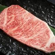 【焼肉　牡丹園】では、サーロインを使用しています。甘い脂身はすっと溶ける食感。焼き具合は驚くほど短時間、温める位の感覚で、両面30秒以内の超レアがオススメです。口の中でトロける看板メニュー。