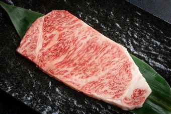サーロインを使用。焼き具合は驚くほど短時間、温める位の感覚で『和牛ロース（タレ・塩）』