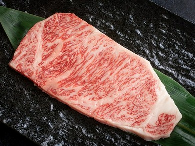 サーロインを使用。焼き具合は驚くほど短時間、温める位の感覚で『和牛ロース（タレ・塩）』
