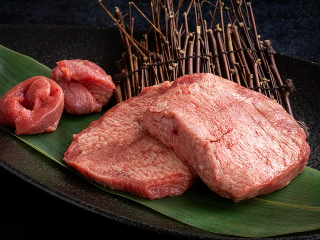 お酒との相性も抜群。分厚くカットされ、柔らかい食感を楽しめる逸品『厚切り生上タン塩』