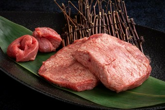 お酒との相性も抜群。分厚くカットされ、柔らかい食感を楽しめる逸品『厚切り生上タン塩』