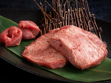 お酒との相性も抜群。分厚くカットされ、柔らかい食感を楽しめる逸品『厚切り生上タン塩』