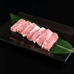 焼き過ぎ厳禁。細かいサシが魅力の神戸牛をミディアムレアで『神戸牛 上カルビ（タレ・塩）』