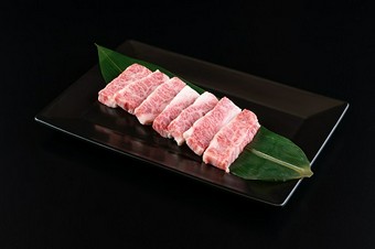 焼き過ぎ厳禁。細かいサシが魅力の神戸牛をミディアムレアで『神戸牛 上カルビ（タレ・塩）』