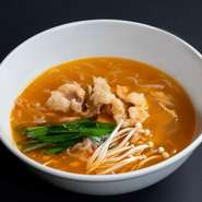 丁寧に下処理された和牛ホルモンでだしを取ったピリ辛のスープです。濃厚で深い旨みが特徴で、ホルモン特有のコクが楽しめます。適度な辛さがアクセントとなり、リピーター続出の人気メニューです。