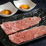 厳選した素材の味を口いっぱいに堪能できる一品。スタッフがゲストの前で炙り提供してくれます。ロースの旨みと、新鮮な玉子が絡み合う人気のメニューです。好みのお酒と共にいかが。