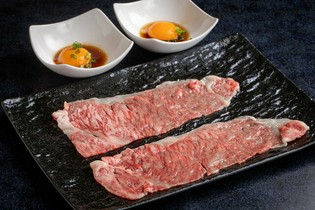 スタッフがゲストの前で炙る『炙り すき焼きロース』