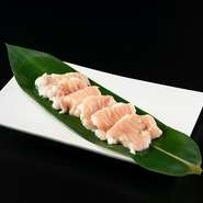 【焼肉　牡丹園】のホルモンは、仕入れ先と店内で二度洗いをしています。また、店内で丁寧に下処理を施しているので、生臭さがなく、和牛ホルモン本来の上品な甘みと食感を堪能できます。ぜひ賞味あれ。