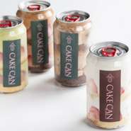 店内と店頭にある自販機でのみ購入できる『ケーキ缶』。パティシエがつくったオリジナル商品で、人気のイチゴのショートケーキが用意されています。さっぱり大人な味が楽しめます。