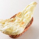 ・プレーンナン300円・ガーリックナン500円・チーズナン500円・ガーリックチーズナン550円・はちみつチーズナン550円・カブリナン550円・キーマナン600円・サフランライス500円・ターメリックライス280円