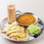 カレー1品(1~8より1品お選びください)・チーズナン又はガーリックナン又はプレーンナン・サラダ・ドリンク1杯(ハニーチーズナンに変更+100円(税込))