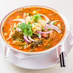 辛くて酸っぱいスープトムヤムクン。スープベースの海老入りラーメン。