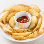 ・串盛り合わせ8P(レモングラスチキン・豚グリル・ラムグリル・ガーリックエビ各2P)1,160円・スペシャルサラダ350円・ハニーチリポテト390円・フライポテト350円・レモングラスチキン2本290円