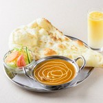 ・選べるカレー1種類(ディナーメニューからお選びください)・ナン 又は ライス(ナン、ライス食べ放題)・ミニサラダ・ドリンク(カレー大盛り+200円)
