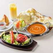 ・選べるカレー1種類(ディナーメニューからお選びください)・ナン又はライス(ナン、ライス食べ放題)・ミニサラダ・ドリンク・タンドリーチキン1p＋シークカバブ 1porサモサ2porチーズナン又は ガーリックナン