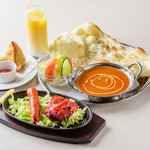 ・選べるカレー1種類(ディナーメニューからお選びください)・ナン又はライス(ナン、ライス食べ放題)・ミニサラダ・ドリンク・タンドリーチキン1p+シークカバブ 1porサモサ2porチーズナン又は ガーリックナン