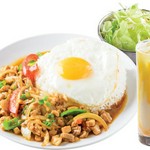 ・ガパオライス(チキン、バジル炒めライス)・サラダ・ソフトドリンク