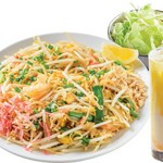 ・バッタイ(タイ風焼きそば)・サラダ・ソフトドリンク