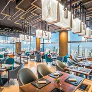 クリスタル調のインテリアなどで店内を演出した、和食を提供するメインダイニング