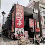 誕生日の前後2週間の期間に来店したゲストには、口頭申告によりスタッフからスペシャルなお誕生日ケーキをプレゼント。誕生日であることを確認できる証明書などを持参することをお忘れなく！
