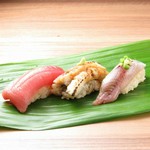 旬の食材を握る『寿司』は、その日に仕入れた鮮魚を使用するのがこだわり。赤酢で握ったコクのあるシャリとこだわりのネタの調和を楽しむことができます。