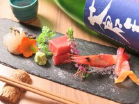 旬の食材を握る『寿司』は、その日に仕入れた鮮魚を使用するのがこだわり。赤酢で握ったコクのあるシャリとこだわりのネタの調和を楽しむことができます。